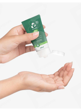 Lubrificante acqua biologico Aloe Vera EasyGlide 100 ml con la mano