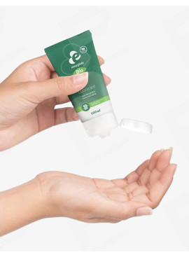 Lubrificante Easyglide Water Bio 100% naturale 100 ml con la mano