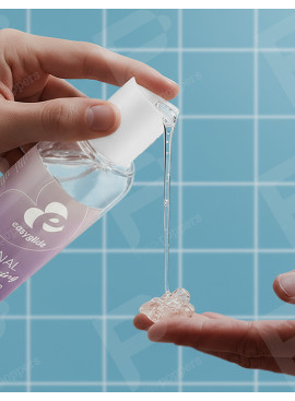 Lubrificante Easyglide Anal Relaxing Aqua 150 ml con la mano