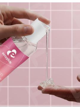 Lubrificante acqua Rosé Bubbles EasyGlide 150 ml con la mano