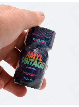 Amyl Vintage 30 ml con la mano