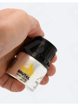 Everest Brutal 30 ml con la mano